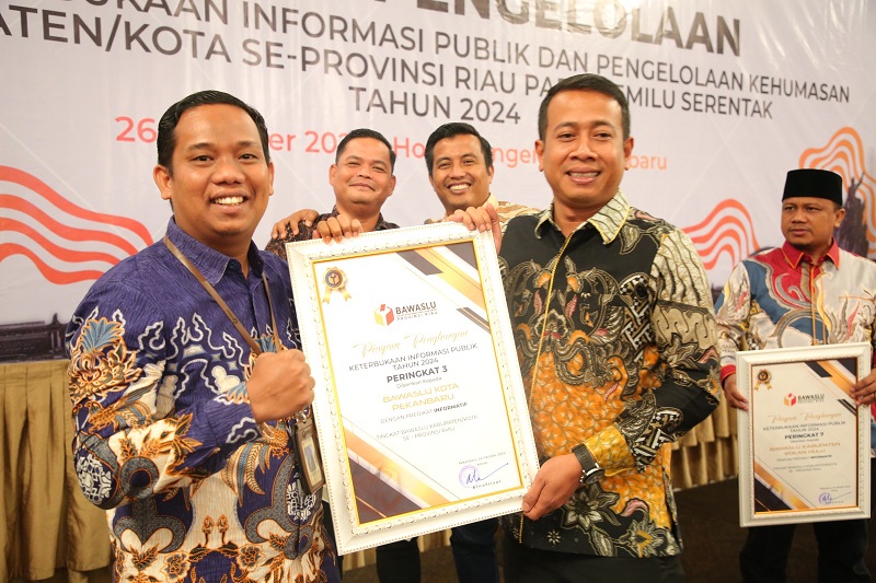 Bawaslu Pekanbaru Raih Penghargaan Peringkat ke-3 dalam Kategori Keterbukaan Informasi
